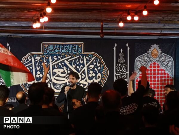 جلوه‌هایی از تجمع میدان امام خمینی(ره) قم در دومین شب محرم