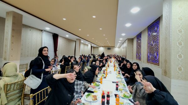 جشن فارغ‌التحصیلی دانش‌آموزان دختر بروجنی