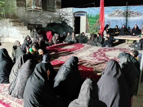 مراسم عزاداری ماه صفر در روستای نقاب با وجود قطع برق