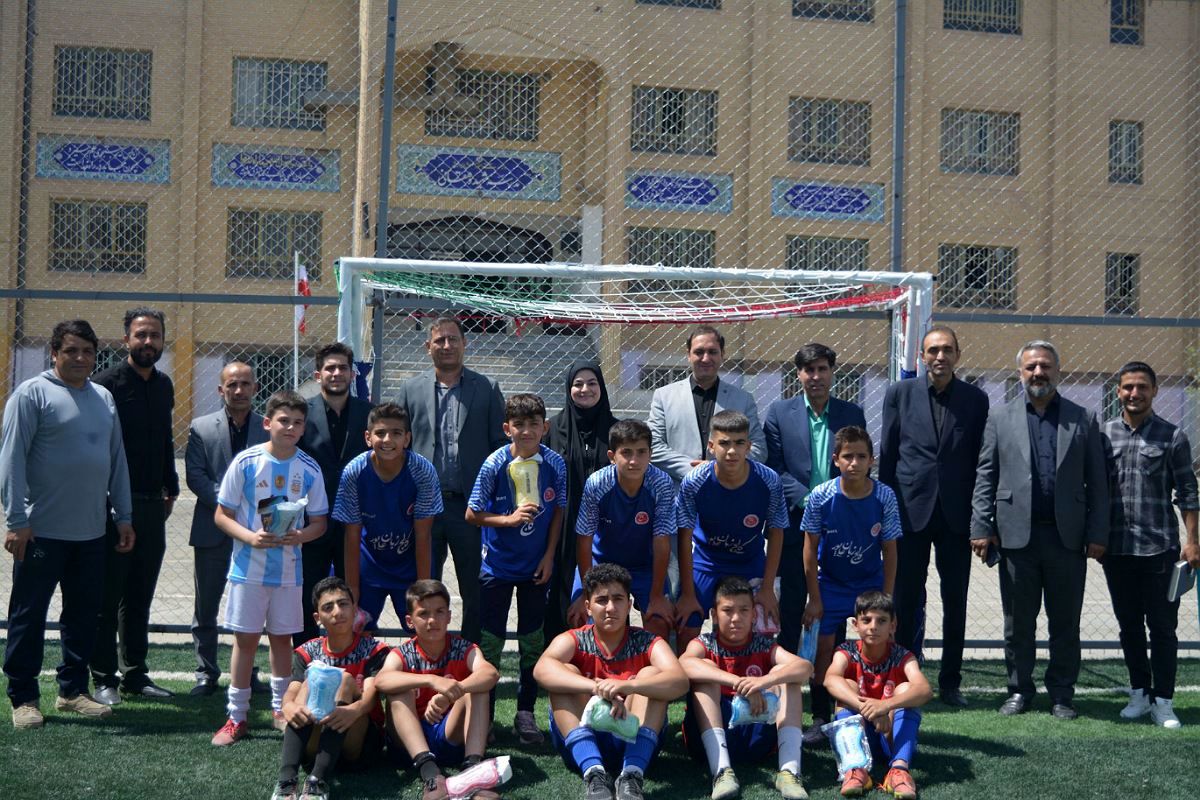 برگزاری آیین افتتاحیه زمین چمن مصنوعی هنرستان صنعت پژوهشان و مدرسه سردار سلیمانی بهارستان ۲