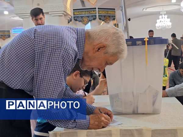 حضور پرشور مردم پای صندوق‌های اخذ رأی در حرم مطهر رضوی