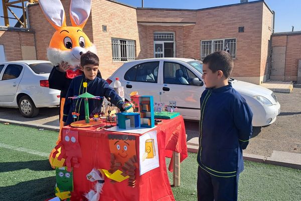  برپایی نمایشگاه  آثار دانش‌آموزان در مدرسه غیاث‌الدین جمشید کاشانی ملارد 