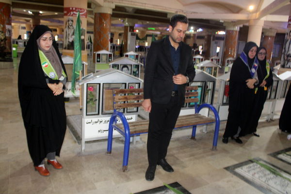 تجدید میثاق مدیر سازمان دانش آموزی استان بوشهر با شهدا