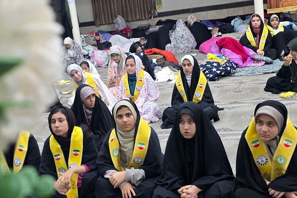 اعتکاف دانش‌آموزی رباط‌کریم با پرچم‌گردانی حضرت ابوالفضل(ع)