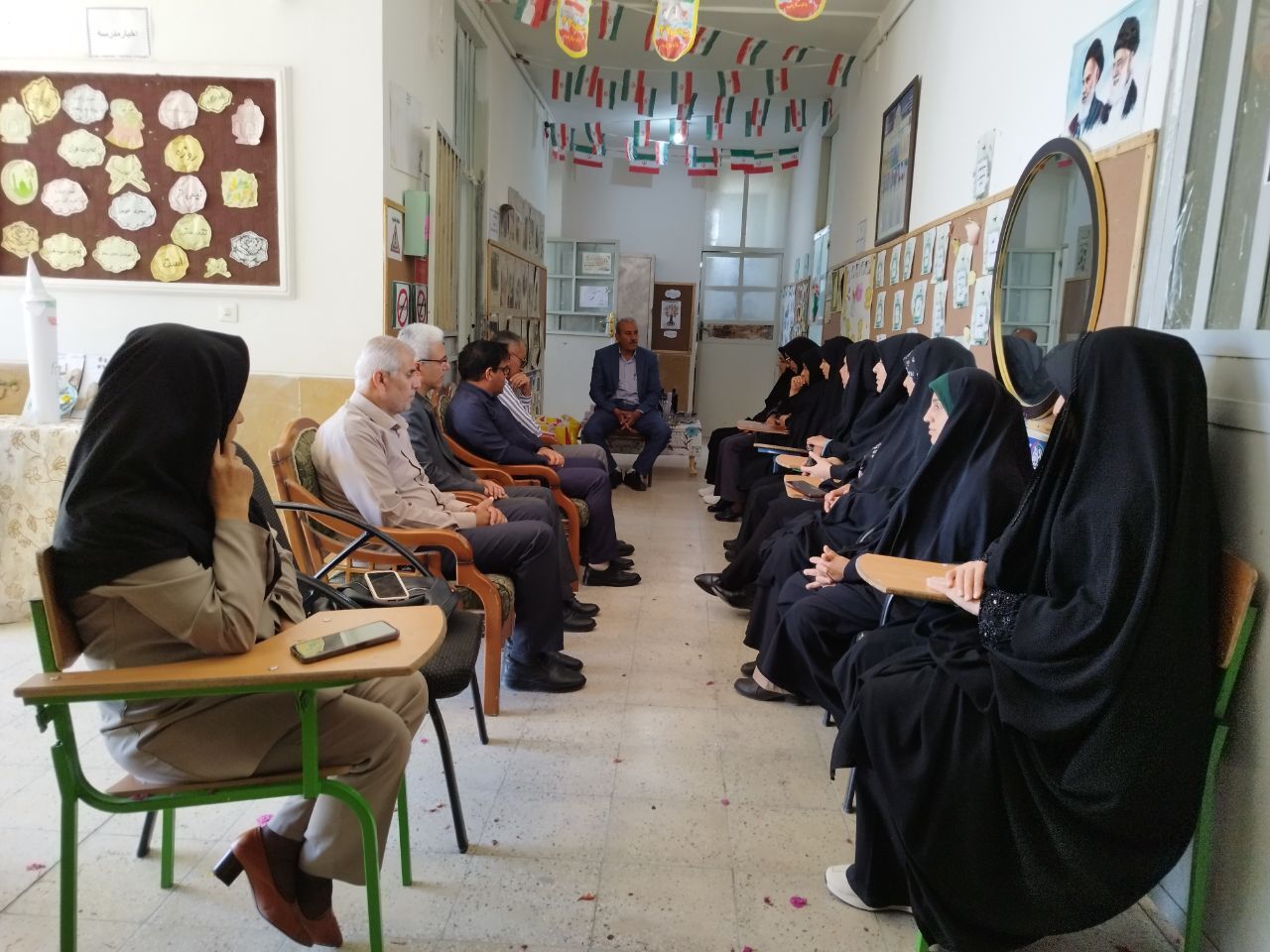 تجلیل از کادر مدرسه خدیجه کبری(س) در هفته معلم