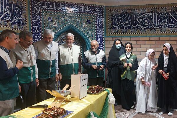 استقبال پرشور دانش‌آموزان دبستان صدیقه کبری(س)از خادمان رضوی در "چهارشنبه‌های امام رضایی"