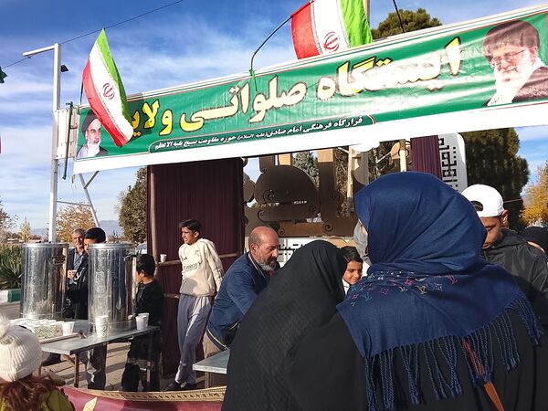 غبارروبی و عطرافشانی گلزار مطهر شهدا در نیشابور 