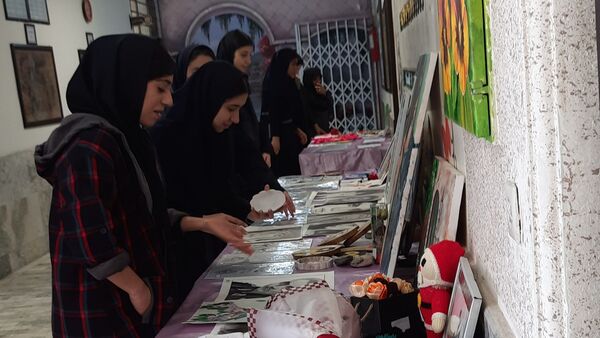 برپایی‌ نمایشگاه دست‌سازه‌های دانش‌آموزان در دبیرستان صیرفی ناحیه ۷ مشهد