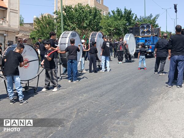 مراسم سوگواری عزاداران محله رسالت محمدشهر کرج در روز عاشورا 