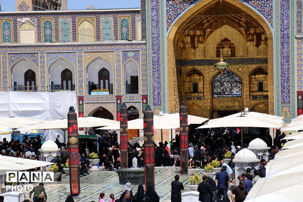 حرم مطهر امام رضا(ع)، میزبان زائران و عزاداران رهبر شهید