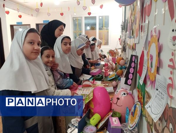 جشنواره بازی و یادگیری همزمان با ایام الله دهه فجر در دبستان وحدت