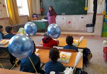 لبخند شکوفه‌های دبستان هاتف فیروزکوه بر آغاز سال تحصیلی جدید