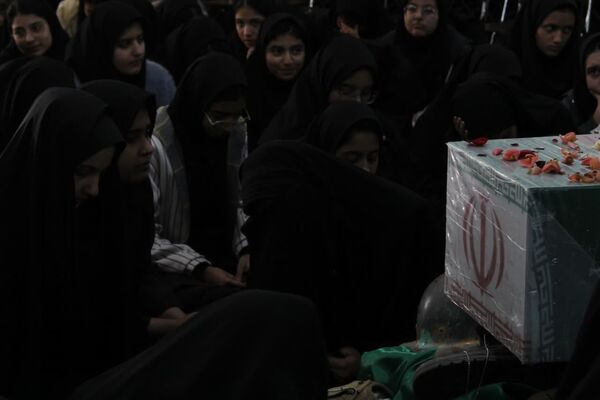 در زمین، گمنام اما در آسمان، خوشنام