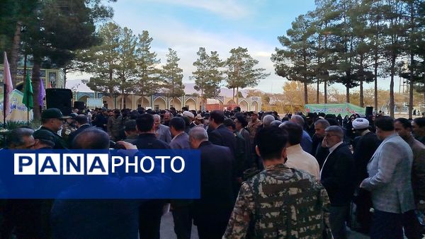 غبارروبی و عطرافشانی گلزار مطهر شهدا در نیشابور 