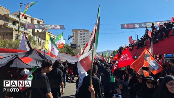 مشهد، در آغوشِ حرم، با رهبر شهید وداع کرد