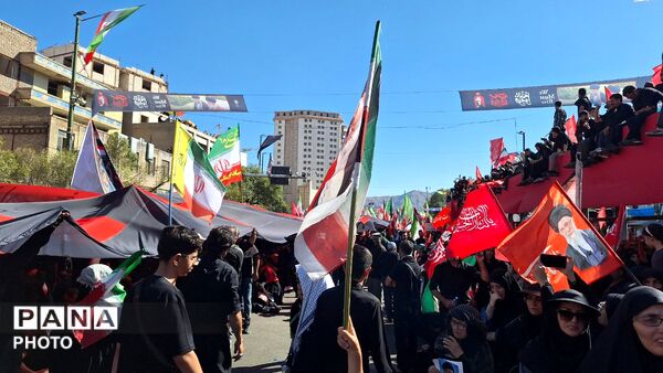 مشهد، در آغوشِ حرم، با رهبر شهید وداع کرد