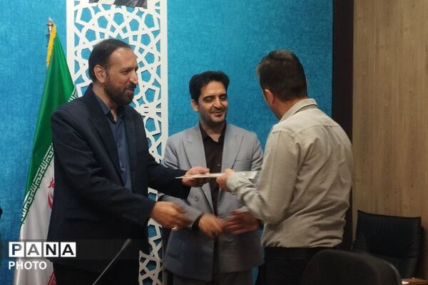 بزرگداشت هفته معلم و تقدیر از خدمات ارزنده مشاوران در بهارستان‌دو