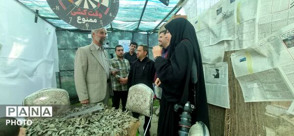 حضور معاون تشکیلات سازمان دانش‌آموزی در غرفه «نوجوان مبارز» 