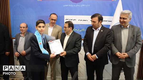 نشست صمیمی اعضای تشکل های دانش آموزی با مدیرکل آموزش وپرورش استان اردبیل
