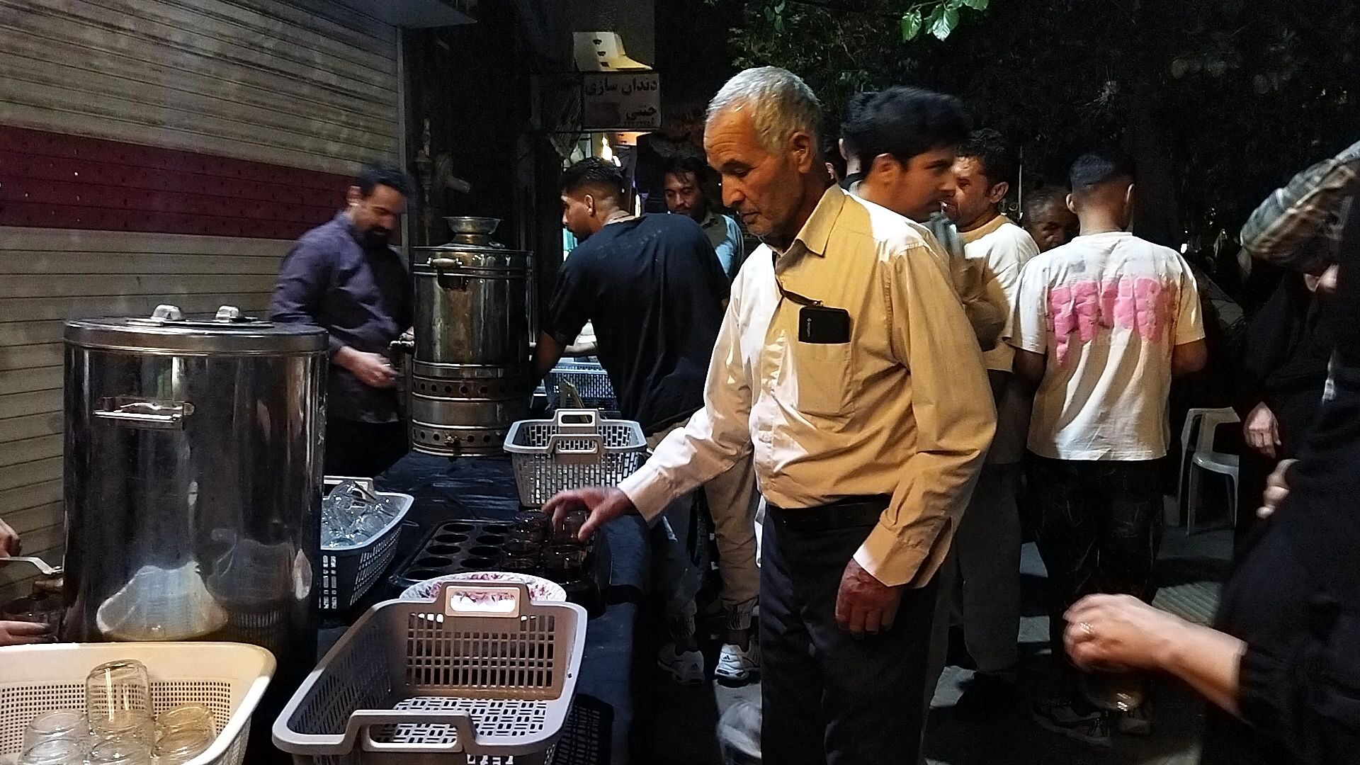 چایخانه حوزه علمیه گلشن آماده خدمت به سنگربان نیشابوری 