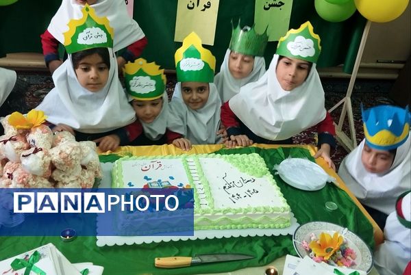 شیرین‌تر شدن کتاب قرآن کلاس اولی‌ها با برگزاری جشن باشکوه قرآن در دبستان تکتم