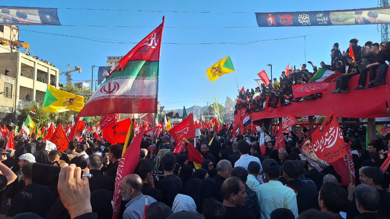 مشهد، در آغوشِ حرم، با رهبر شهید وداع کرد