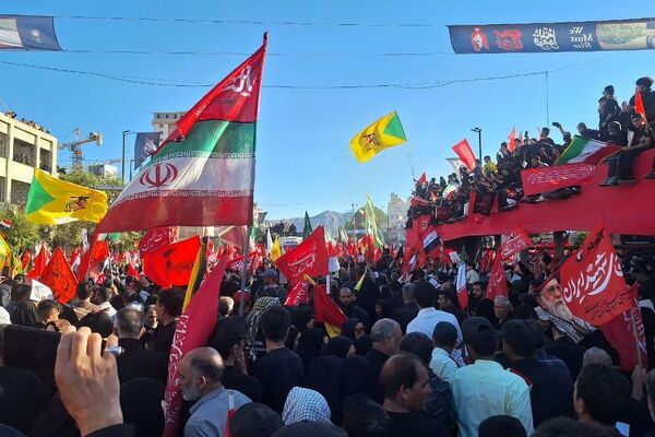 مشهد، در آغوشِ حرم، با رهبر شهید وداع کرد