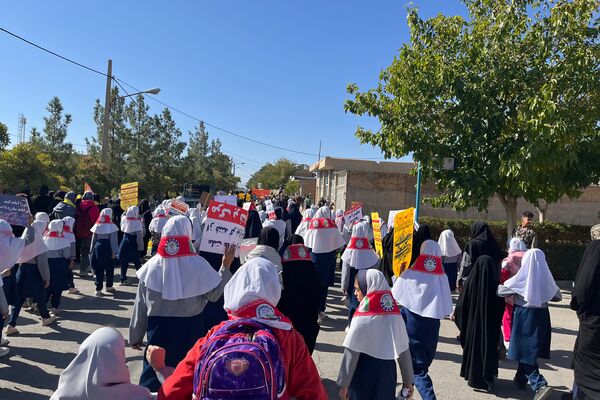 حضور حماسی دانش‌آموزان در راهپیمایی باشکوه ۱۳ آبان ماه در سورمق