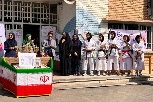 قدرت،هیجان و مهارت در نمایش کاراته کاران دبیرستان رضوان در افتتاحیه المپیاد ورزشی