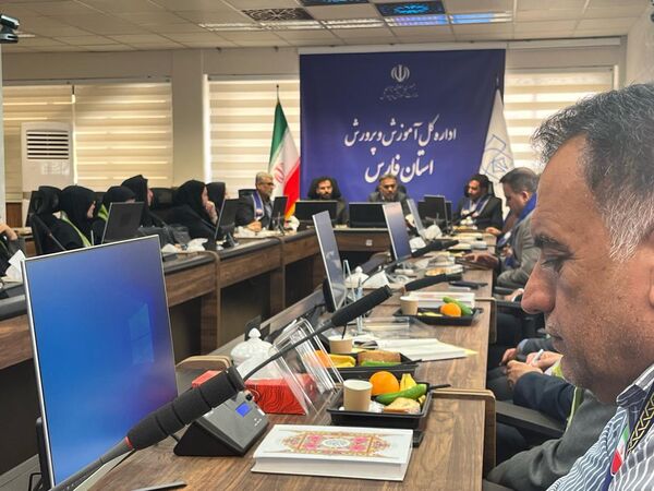 دیدار  صمیمانه مربیان و اعضای سازمان دانش‌‌آموزی فارس با مدیرکل آموزش و پرورش فارس