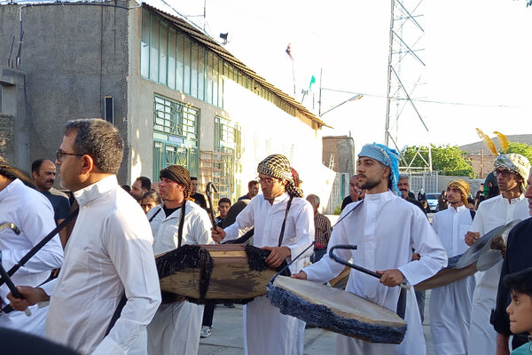 استقبال از ماه محرم با آیین سنتی چاووش‌خوانی در شهر بهمن