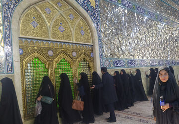 مراسم غبار روبی حرم مطهر حضرت معصومه (س) توسط دانش‌آموزان مدارس صدرا اصفهان 