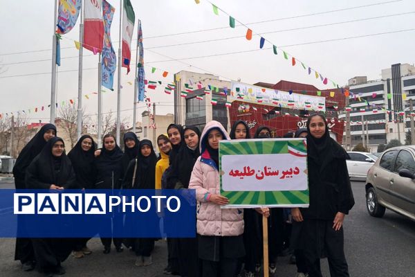 حضور دانش‌آموزان مدرسه طلیعه در نمایشگاه قرآن و عترت مجموعه ورزشی ایثار