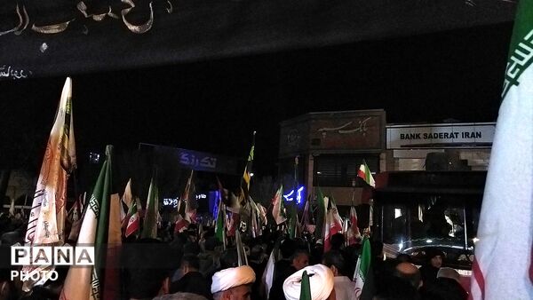 مردم نیشابور خانوادگی در میدان حاضر هستند 