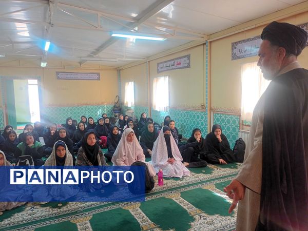 نماز جماعت در دبیرستان میرزا جعفر سروقد مشهد مقدس 