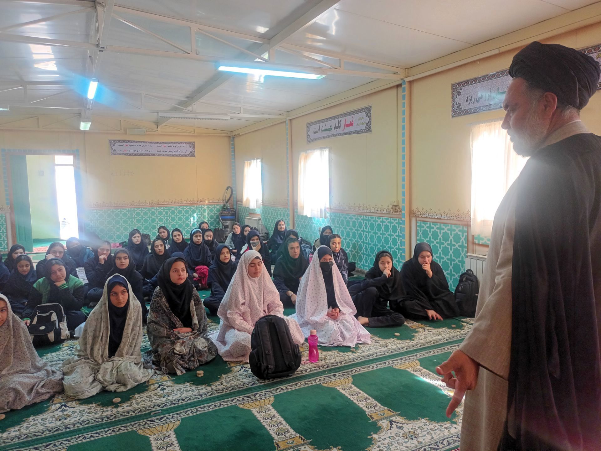 نماز جماعت در دبیرستان میرزا جعفر سروقد مشهد مقدس 