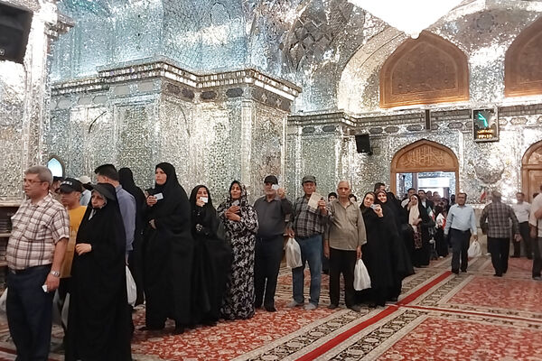 شاهچراغ مملو از مردمی که برای انتخابات حضور پیدا کردند