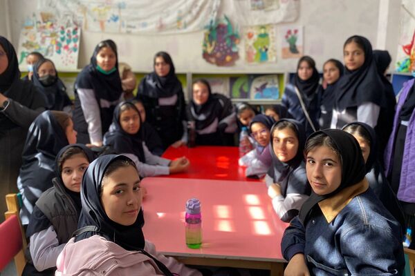 دانش‌آموزان دبیرستان نگین‌دانش ورامین میهمان کتابخانه رازی شدند