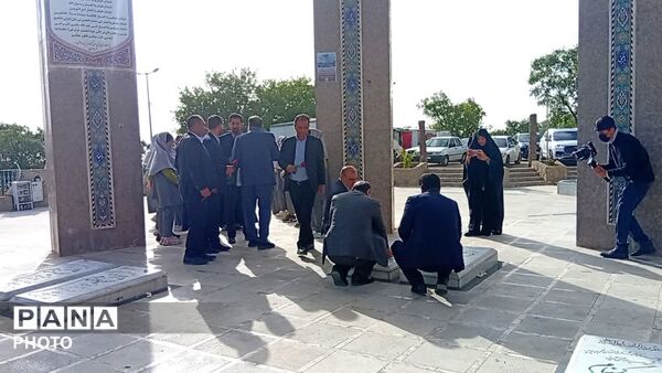 غبار رویی گلزار شهدا با حضور معاون پرورشی و فرهنگی ورزات آموزش و پرورش در یاسوج 
