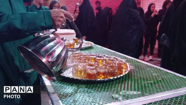 خادمان چایخانه حضرت زهرا (س) میزبان اجتماعات مردمی 