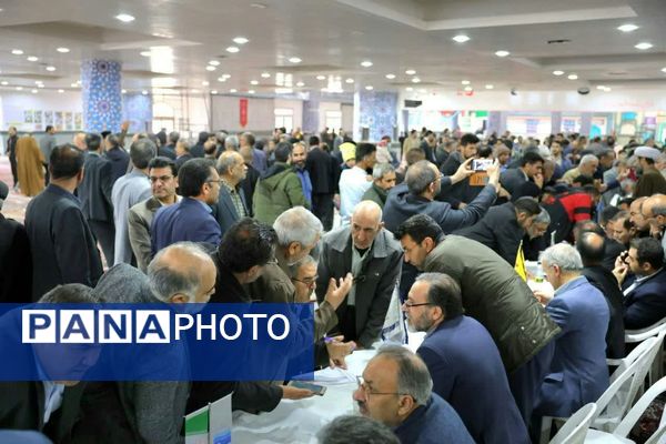 میز خدمت مسئولان در مصلی المهدی بیرجند 