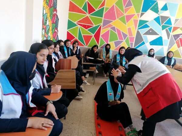 نواختن زنگ زلزله در دبیرستان کوشش شهرستان فاروج 