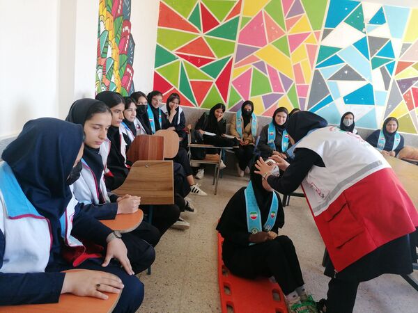 نواختن زنگ زلزله در دبیرستان کوشش شهرستان فاروج 