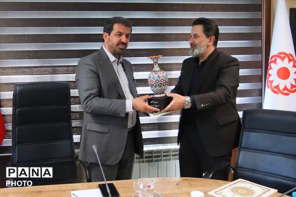 حضور استاندار همدان در کنار اعضای بهزیستی