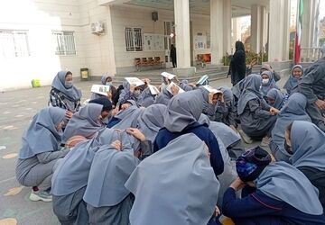  مانور زلزله با آموزش نکات ایمنی در دبستان مصلی نژاد حضرت زینب(س)
