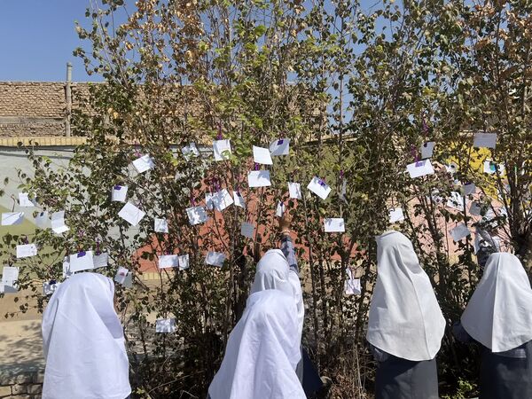 از «درخت آرزوها» تا «نمایشگاه هنری» در جشن روز کودک دبستان احمد کاظمی ۲
