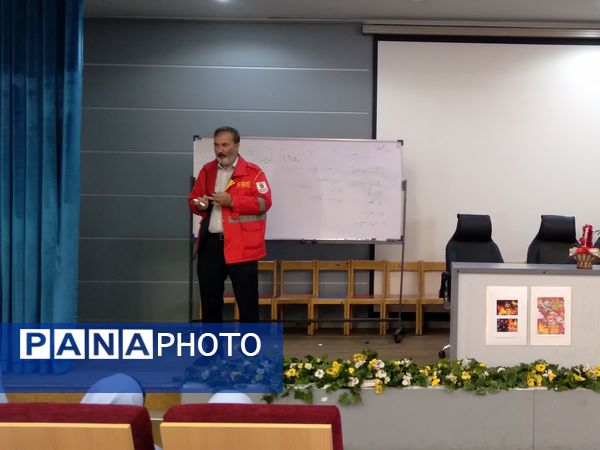 کارگاه آموزشی اطفای حریق در دبستان آرمینه مصلی‌نژاد ناحیه ۶ مشهد 