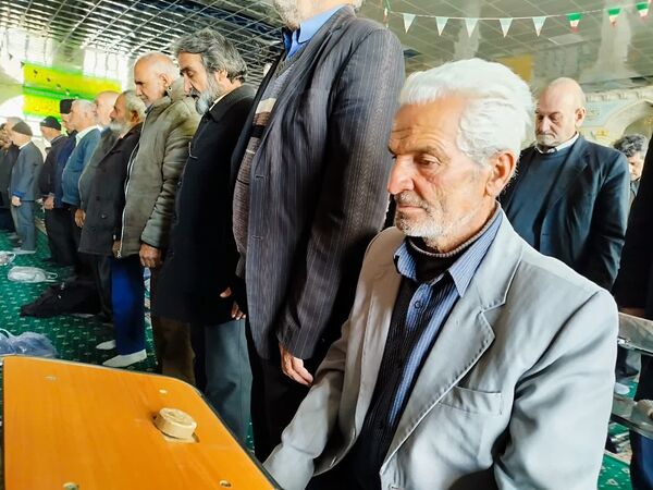 اقامه نماز جماعت بعد از  راهپیمایی در کاشمر 