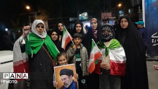 میدان امام خمینی (ره) شهرستان کوهدشت غرق در شور مردمی