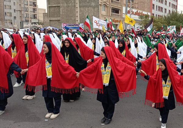 حضور دانش‌آموزان ملاردی در راهپیمایی روز سیزده آبان 